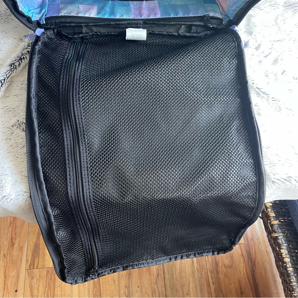 DAKINE 2 Wheel Carry On Roller Suitcase 42L - Picture 15 of 16
